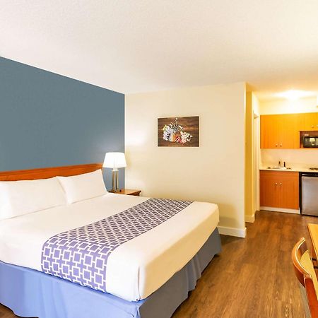 Econo Lodge Inn & Suites University YYC Exterior foto