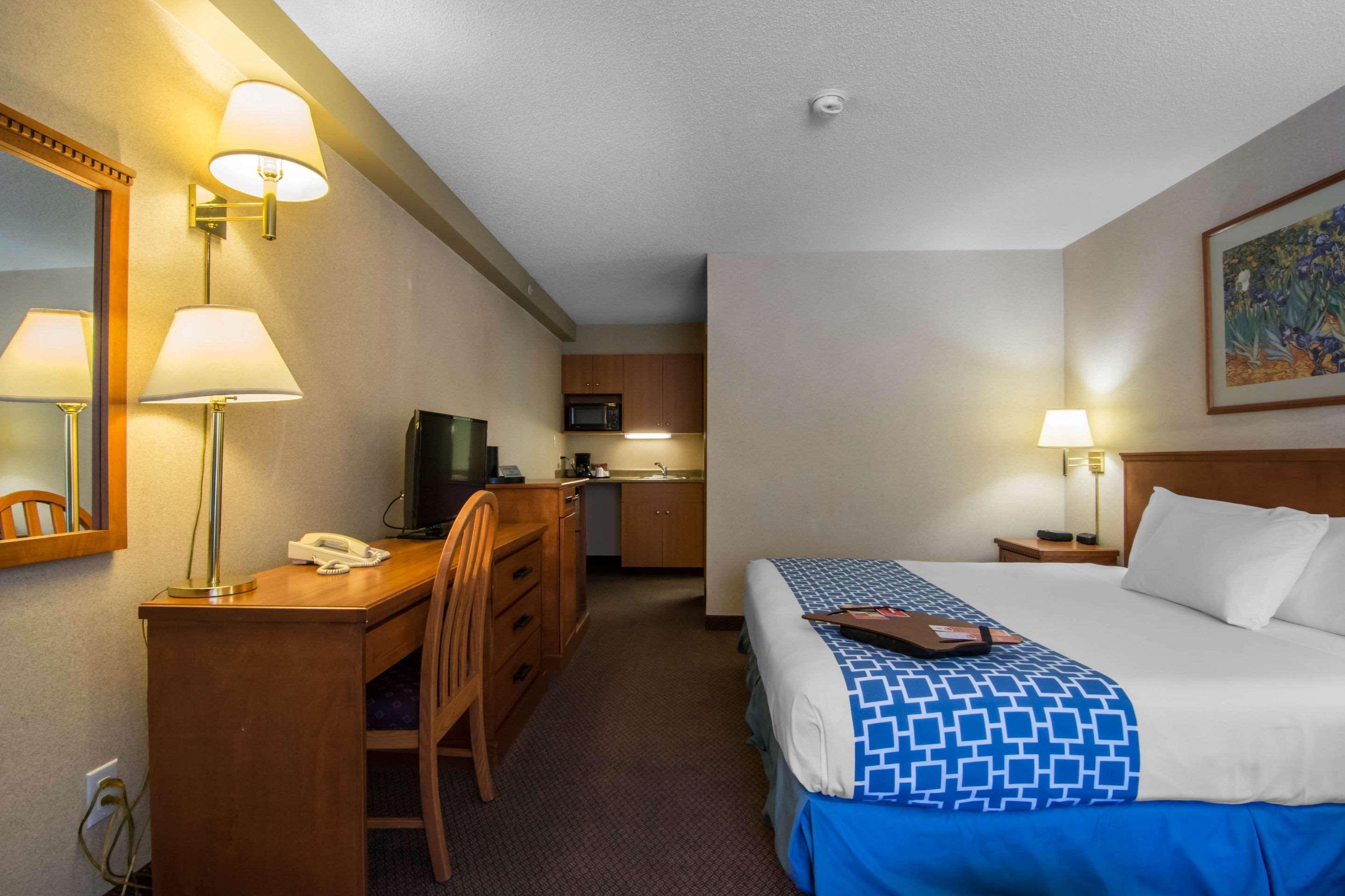 Econo Lodge Inn & Suites University YYC Exterior foto