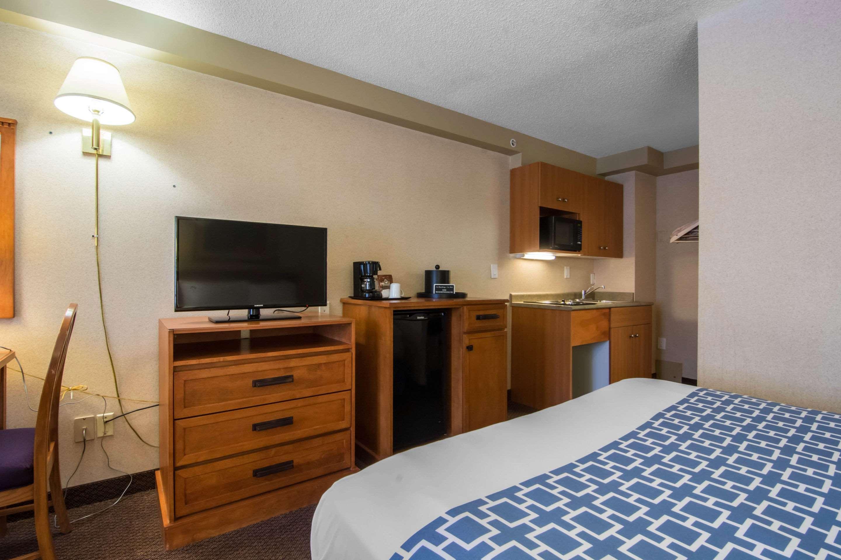 Econo Lodge Inn & Suites University YYC Exterior foto