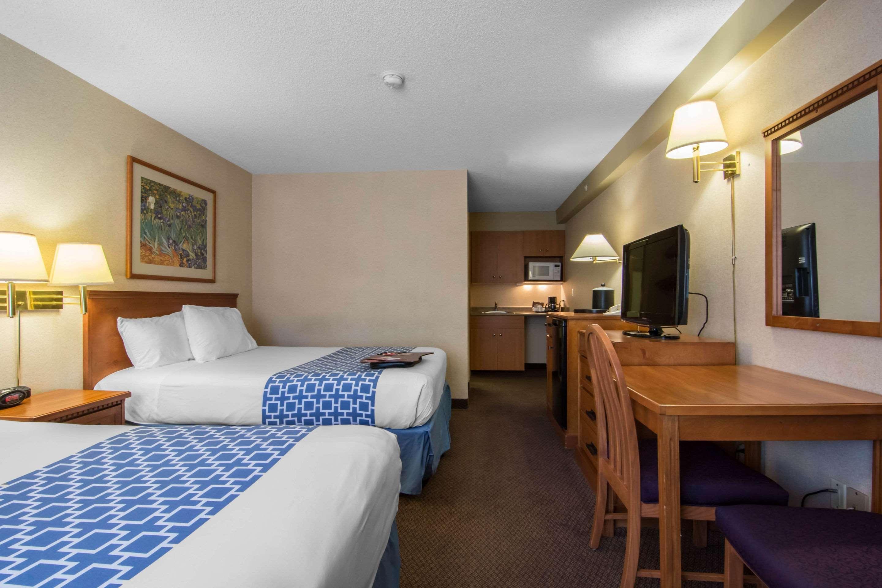 Econo Lodge Inn & Suites University YYC Exterior foto