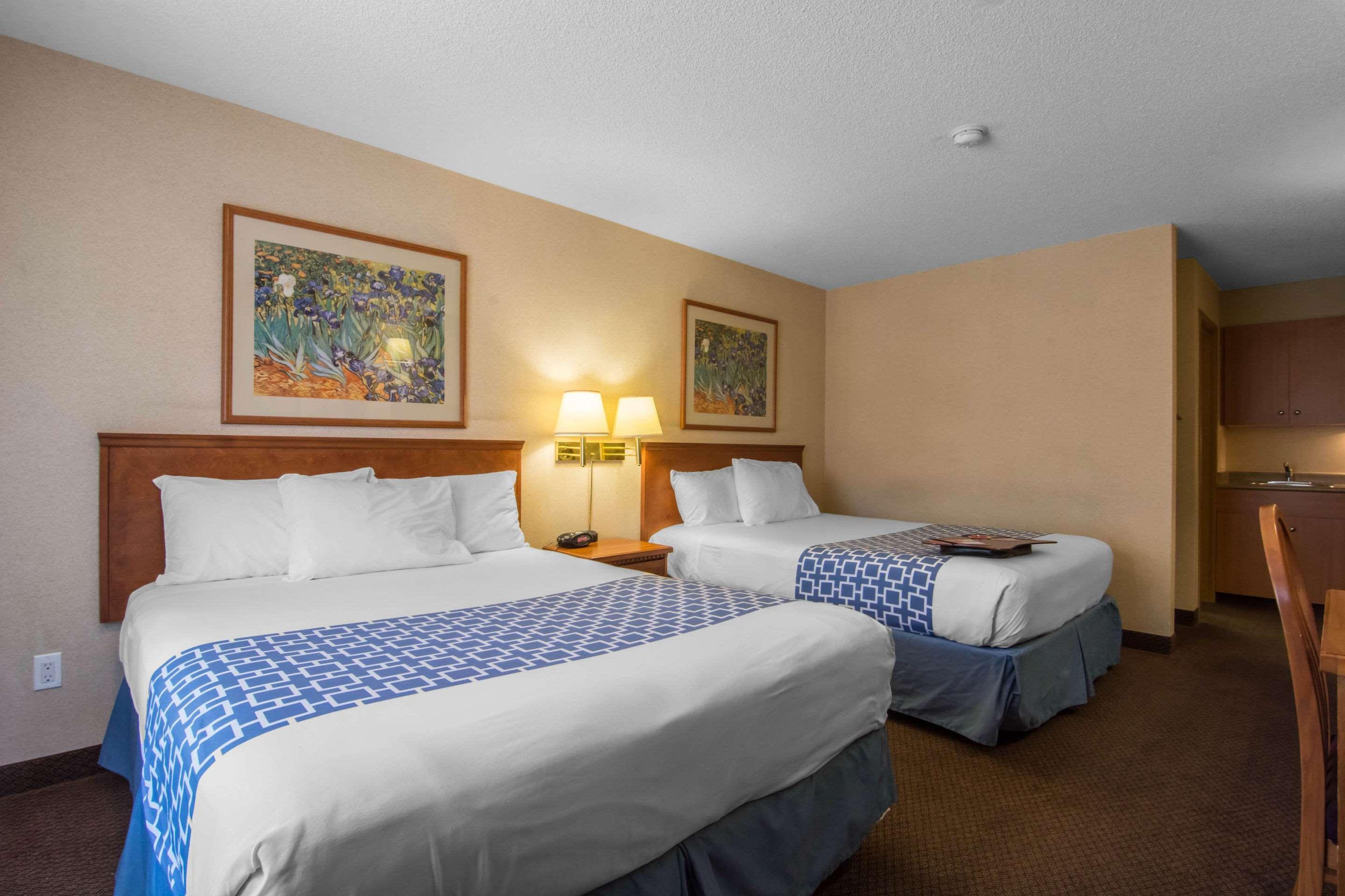 Econo Lodge Inn & Suites University YYC Exterior foto