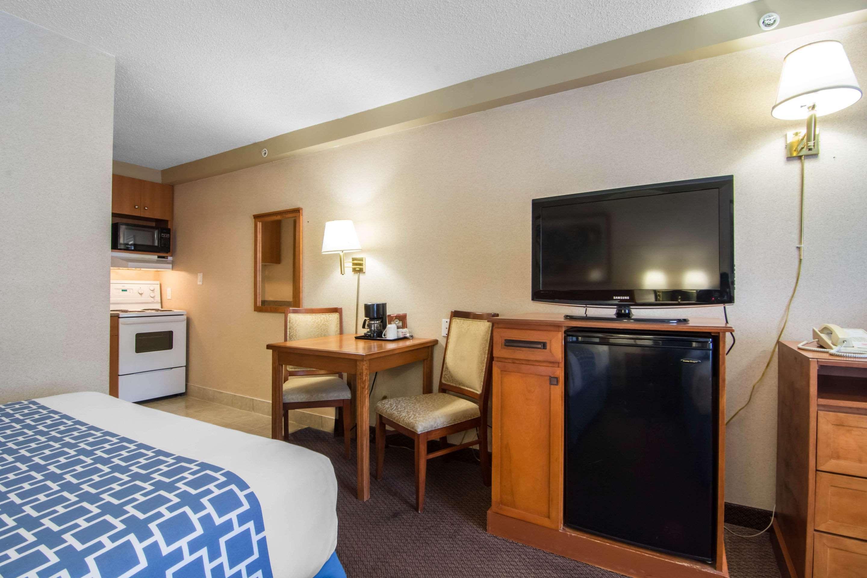 Econo Lodge Inn & Suites University YYC Exterior foto