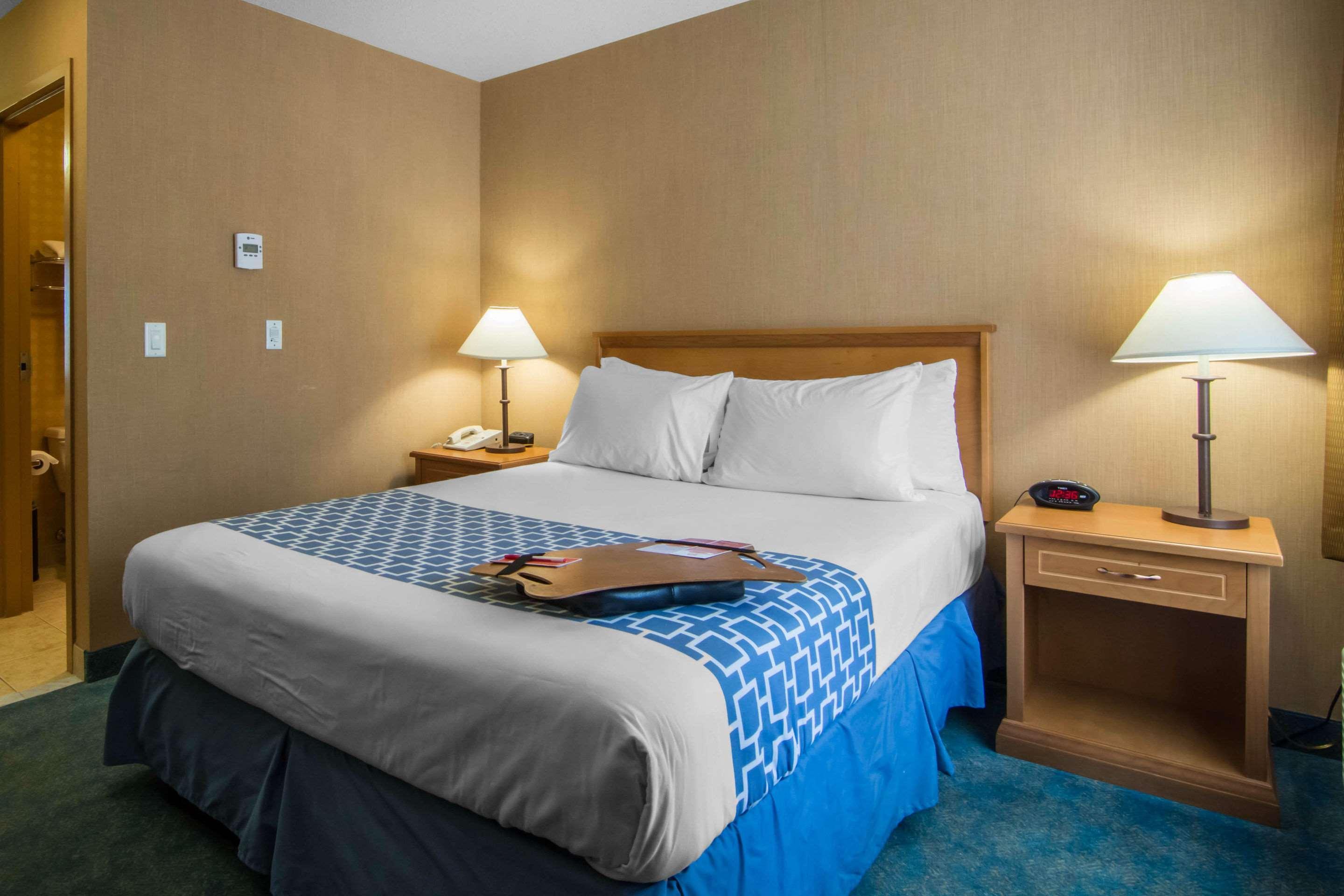 Econo Lodge Inn & Suites University YYC Exterior foto