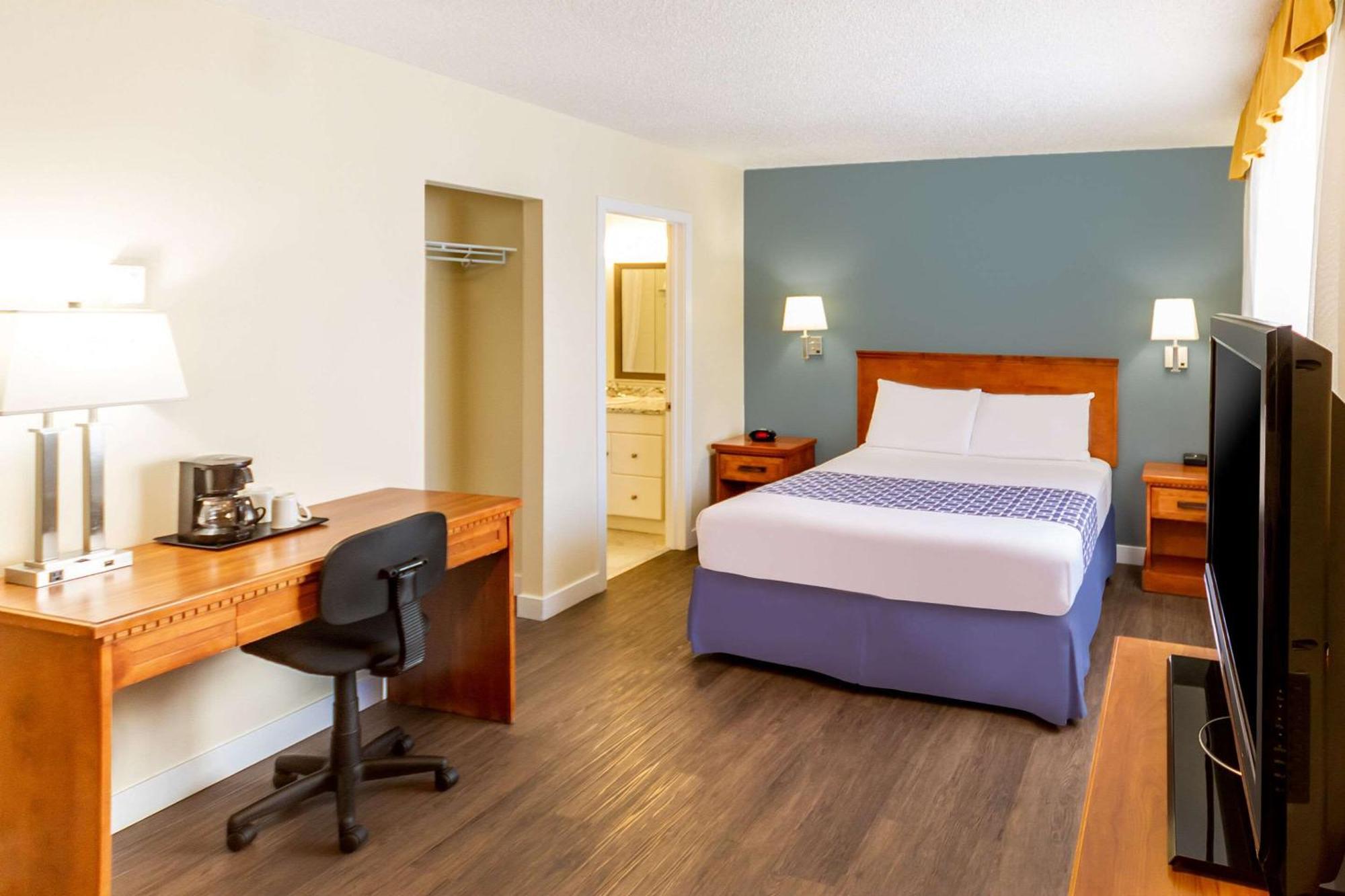 Econo Lodge Inn & Suites University YYC Exterior foto