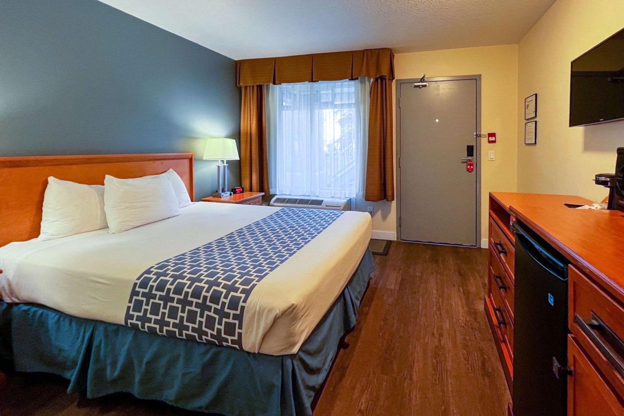 Econo Lodge Inn & Suites University YYC Exterior foto