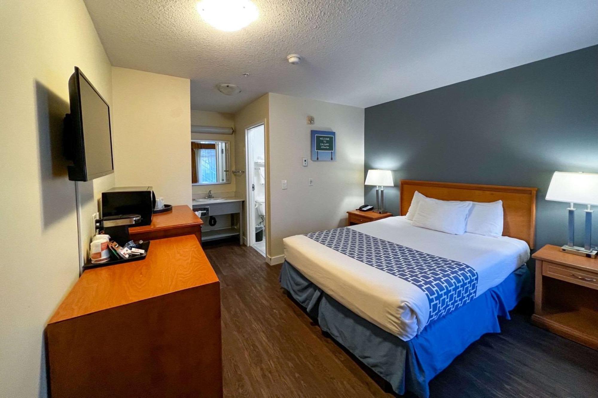 Econo Lodge Inn & Suites University YYC Exterior foto