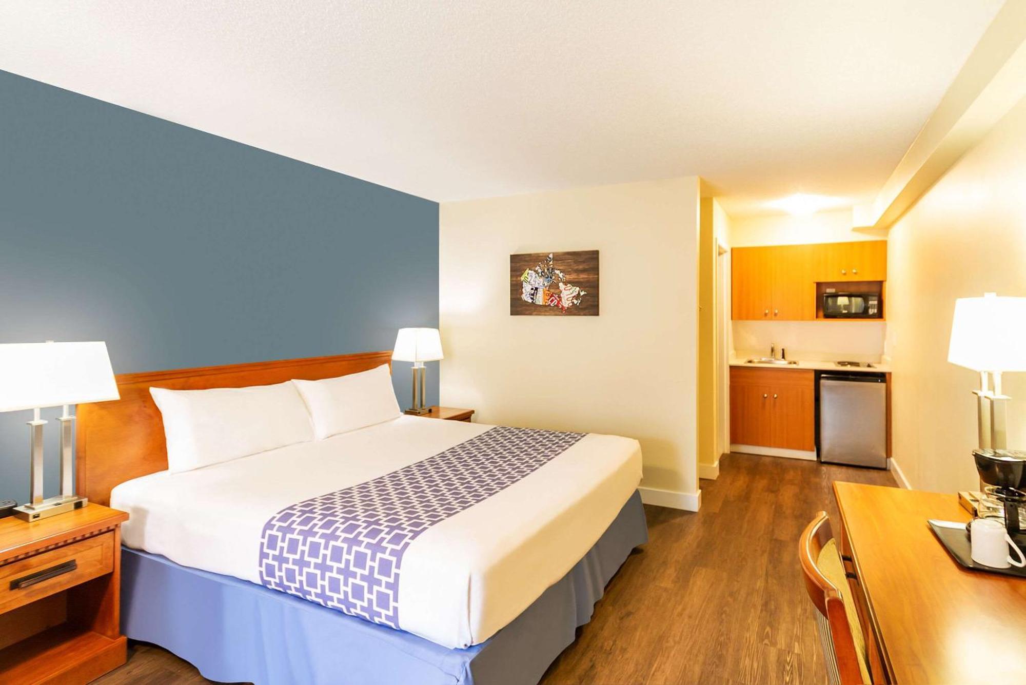 Econo Lodge Inn & Suites University YYC Exterior foto