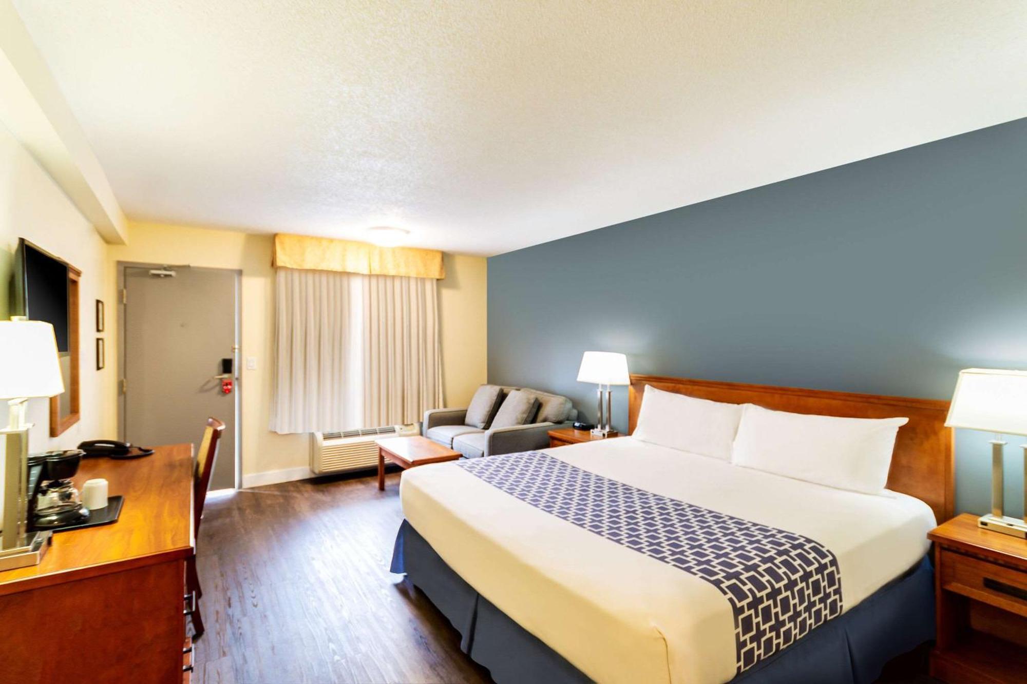 Econo Lodge Inn & Suites University YYC Exterior foto