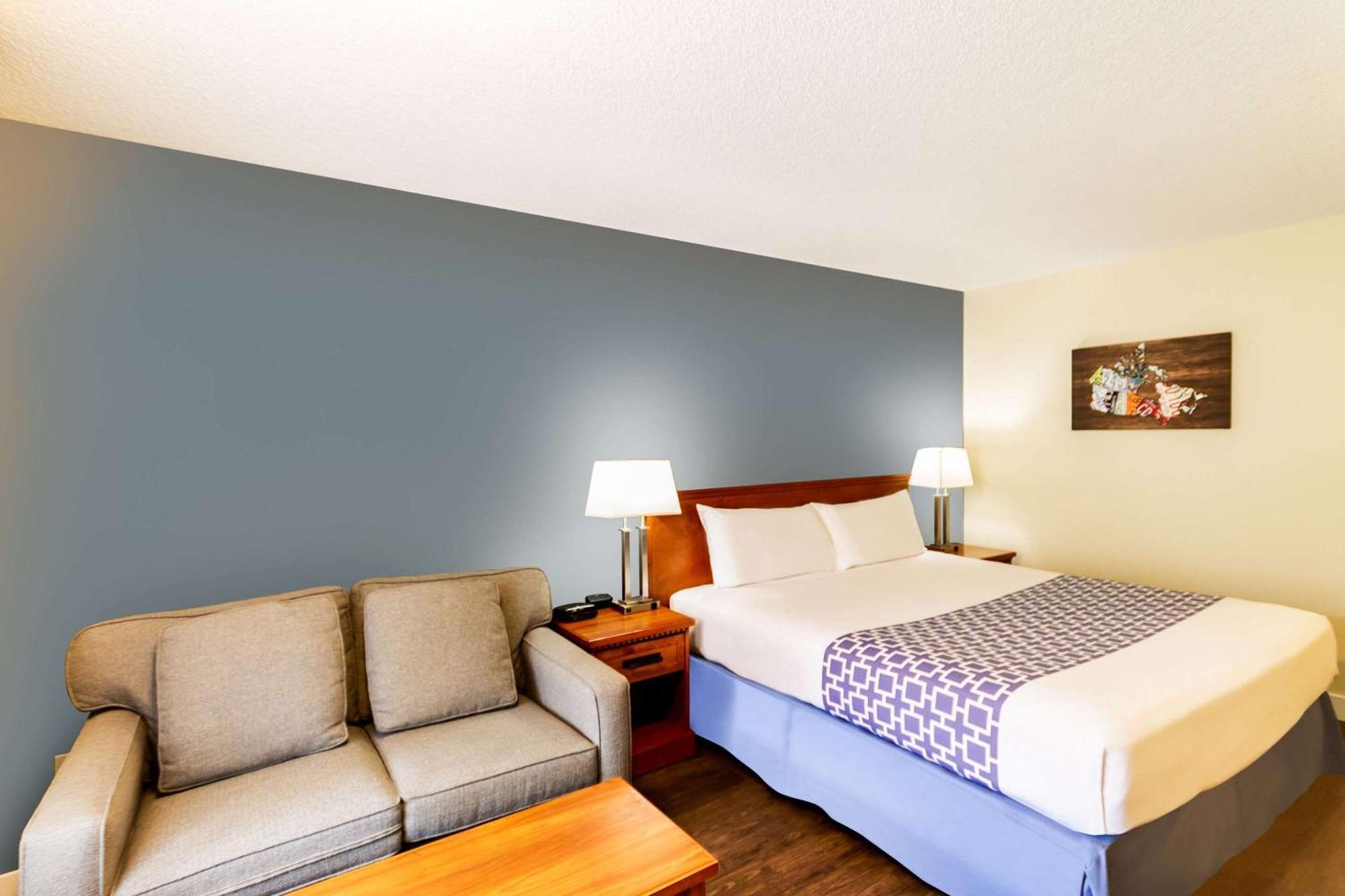 Econo Lodge Inn & Suites University YYC Exterior foto