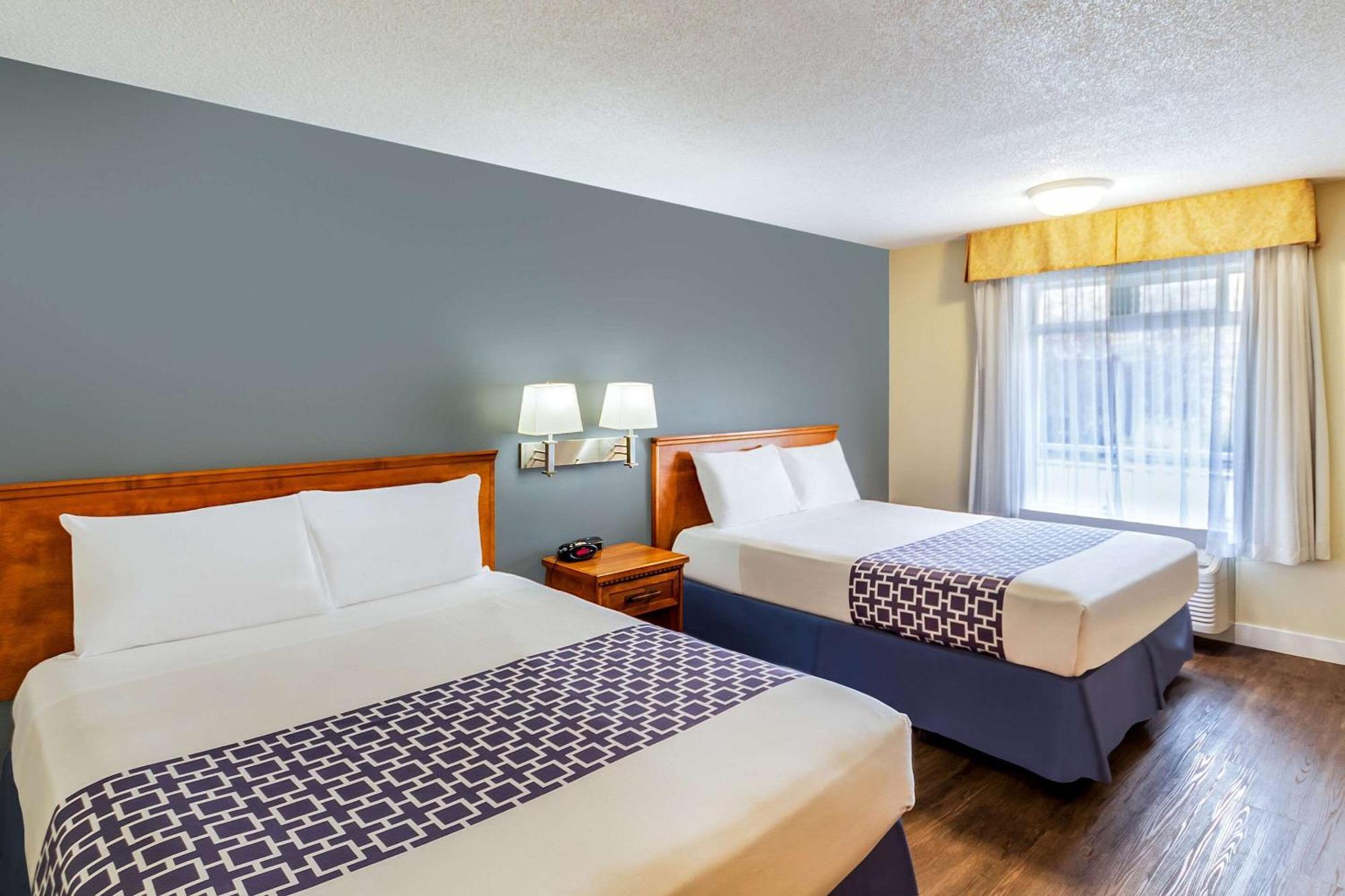 Econo Lodge Inn & Suites University YYC Exterior foto