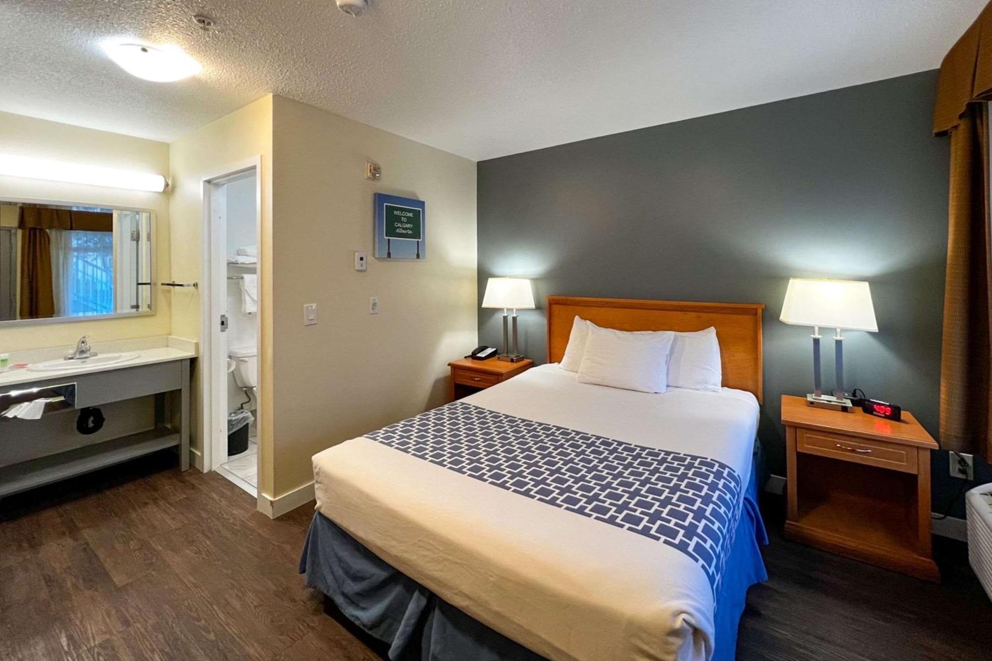 Econo Lodge Inn & Suites University YYC Exterior foto