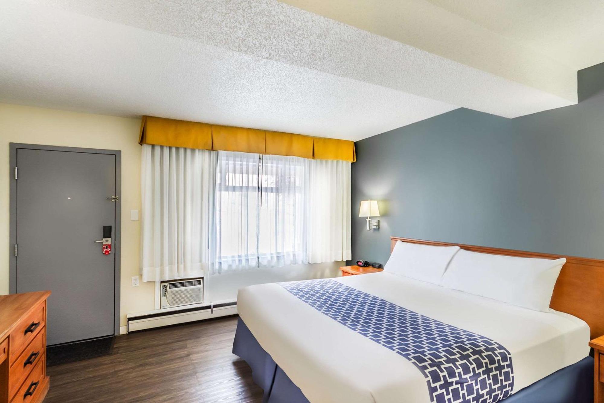 Econo Lodge Inn & Suites University YYC Exterior foto