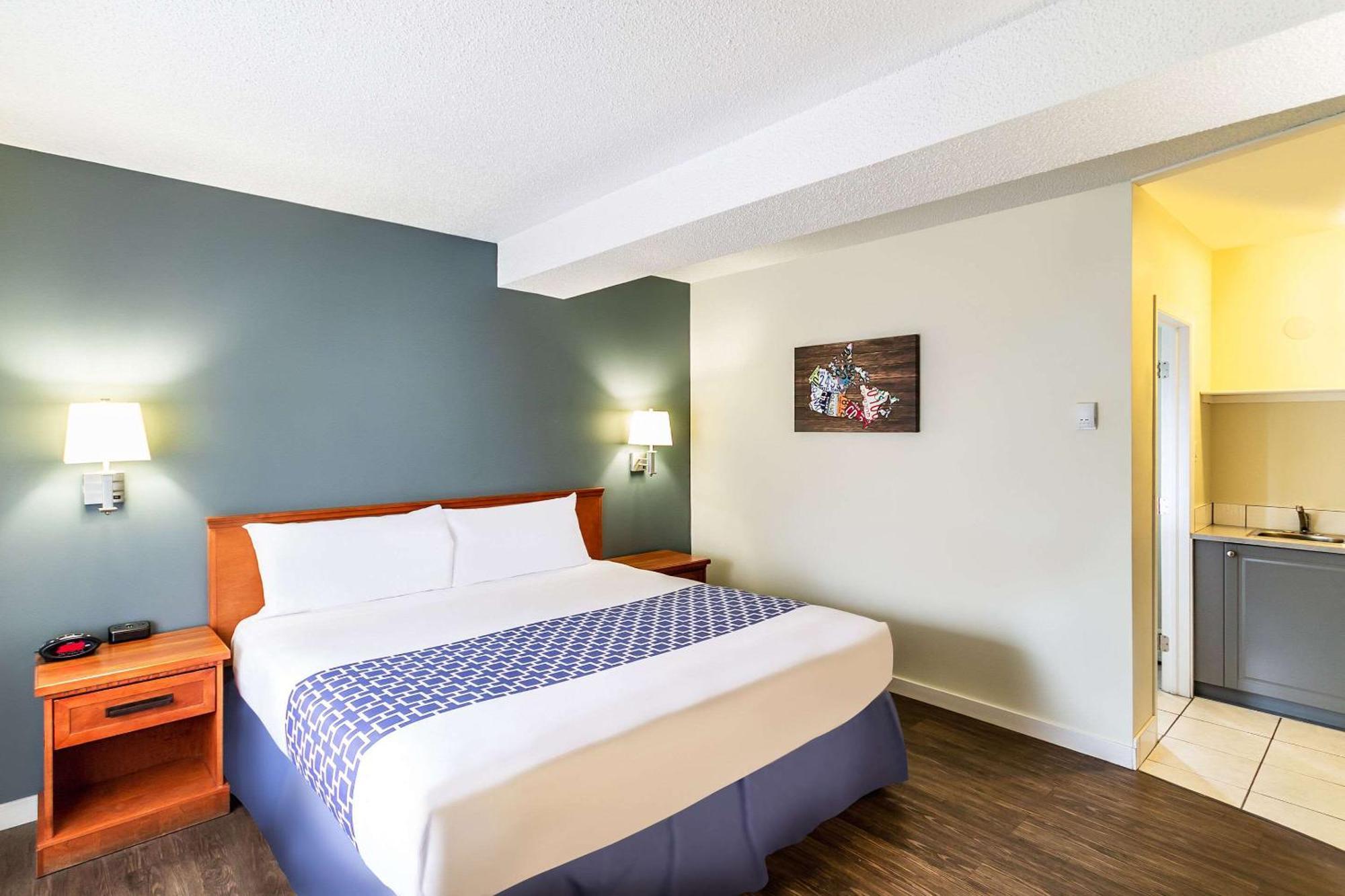 Econo Lodge Inn & Suites University YYC Exterior foto