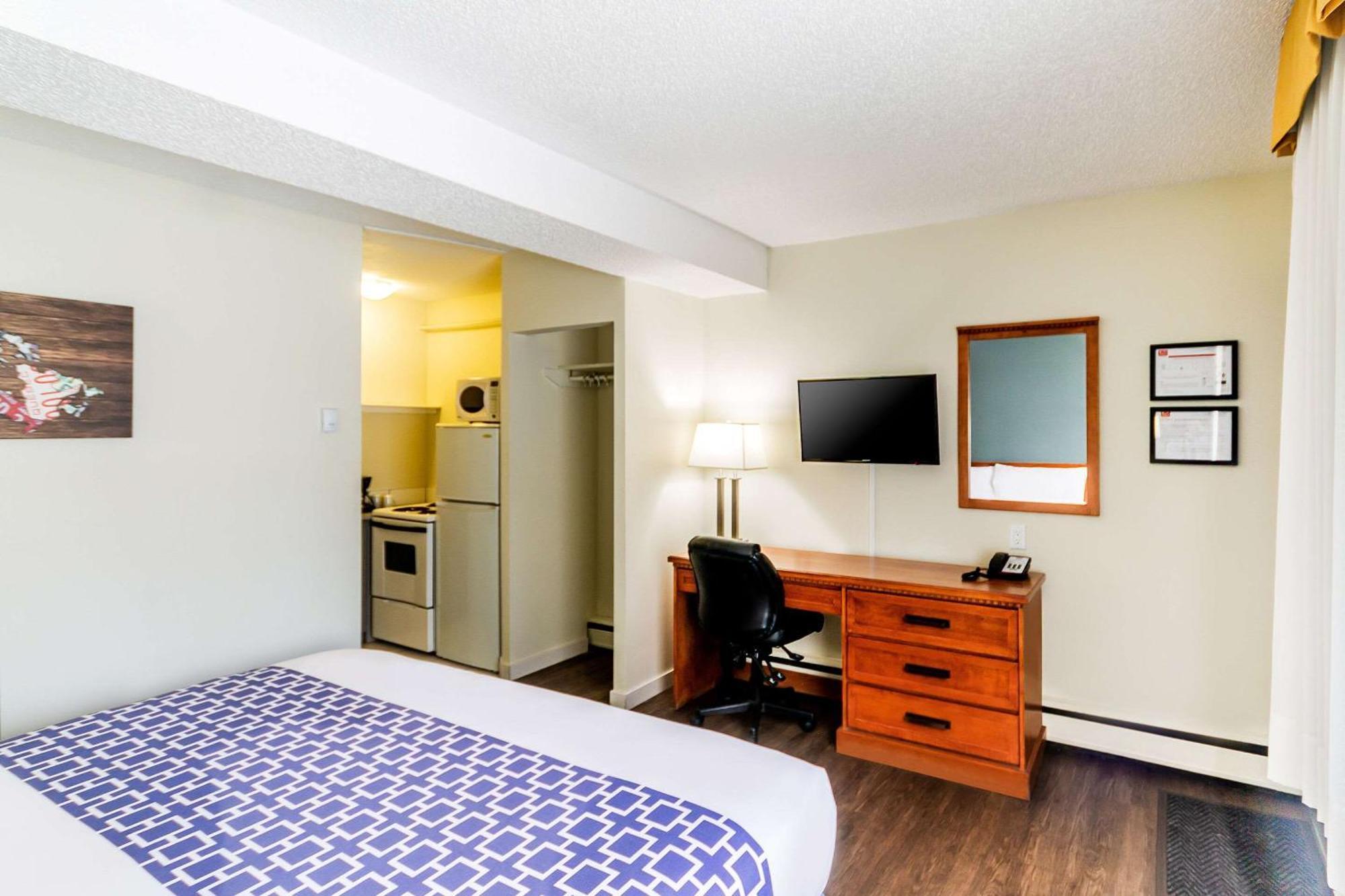 Econo Lodge Inn & Suites University YYC Exterior foto