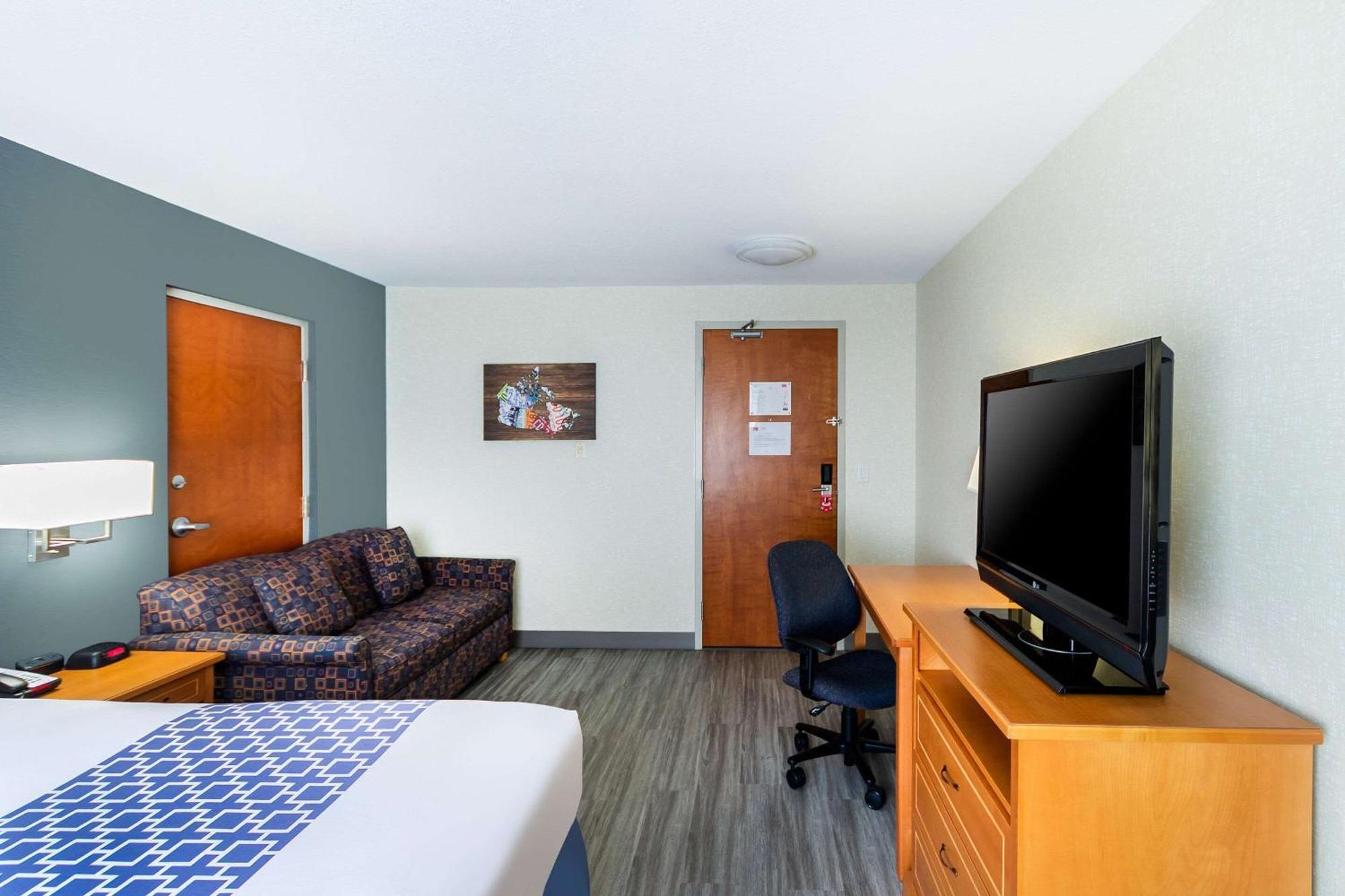 Econo Lodge Inn & Suites University YYC Exterior foto