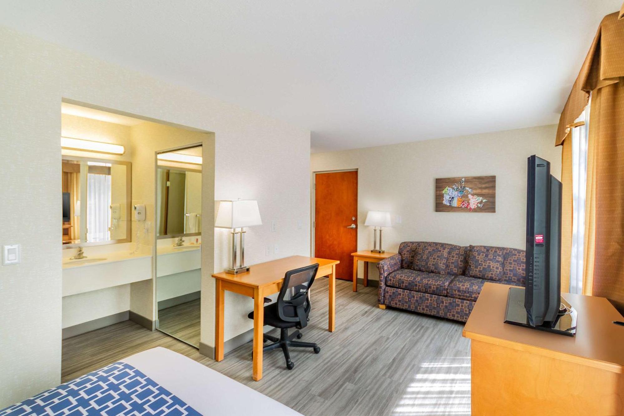 Econo Lodge Inn & Suites University YYC Exterior foto