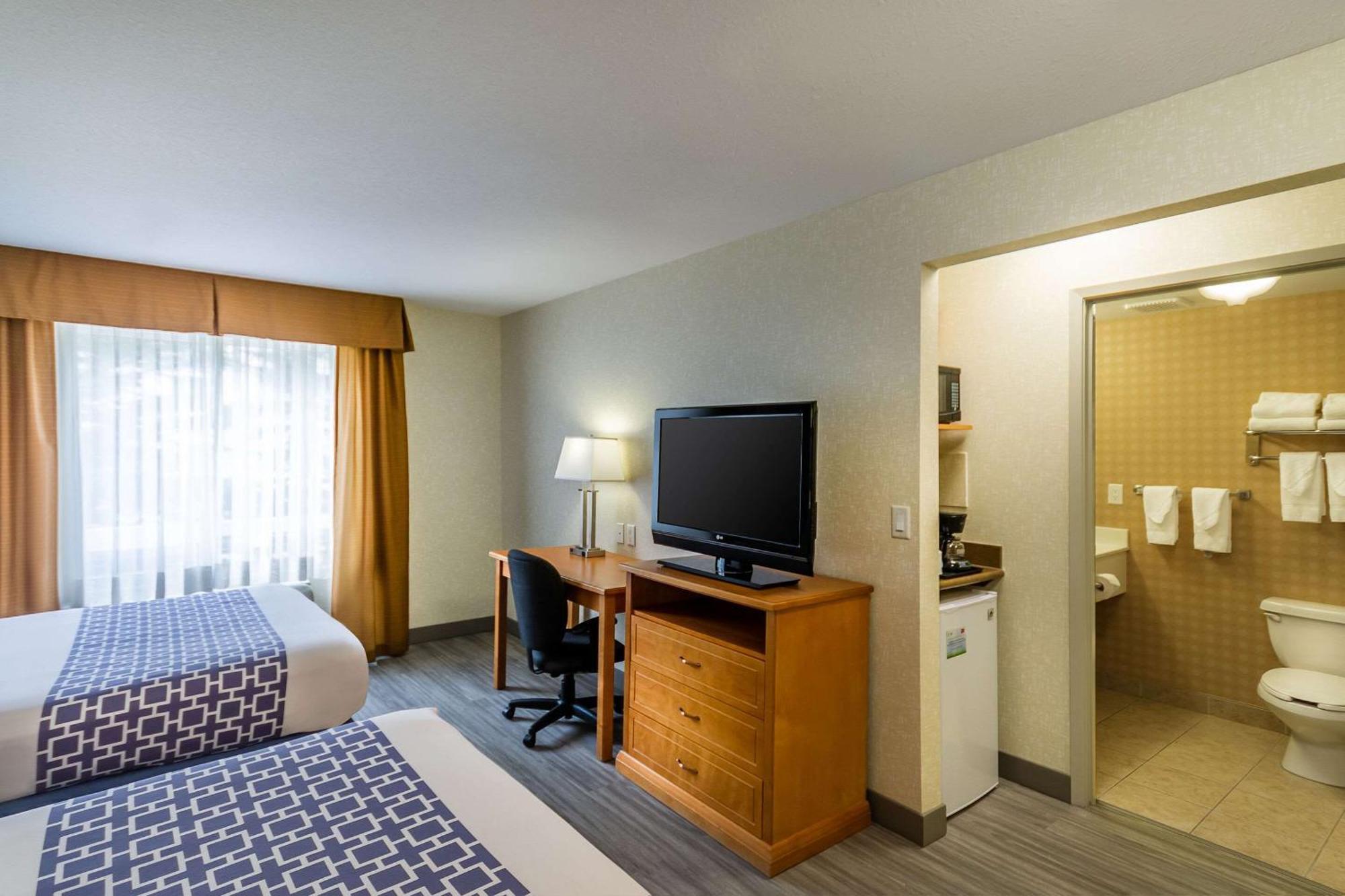 Econo Lodge Inn & Suites University YYC Exterior foto